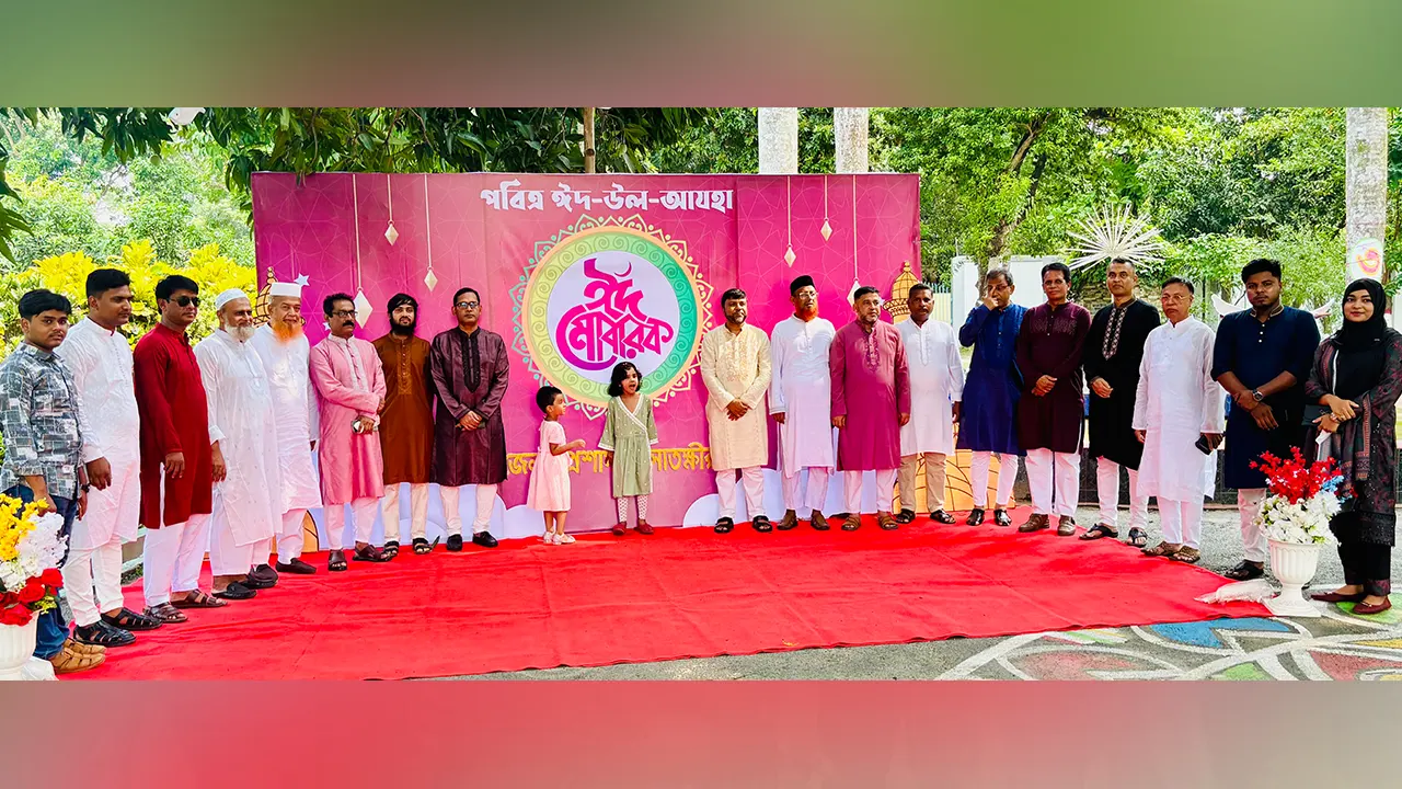 সাতক্ষীরা জেলা প্রশাসকের বাংলোয় ঈদুল আজহা উপলক্ষে ব্যতিক্রমী প্রীতিভোজ অনুষ্ঠিত হয়েছে। ছবি : কালবেলা