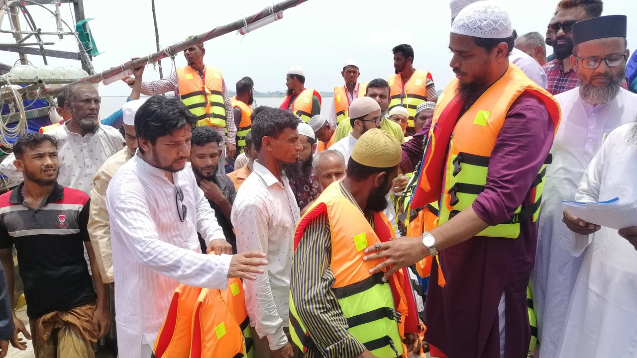 জেলেদের মধ্যে লাইফ জ্যাকেট বিতরণ করছেন ড. মুহাম্মদ শফিকুল ইসলাম মাসুদ। ছবি : কালবেলা