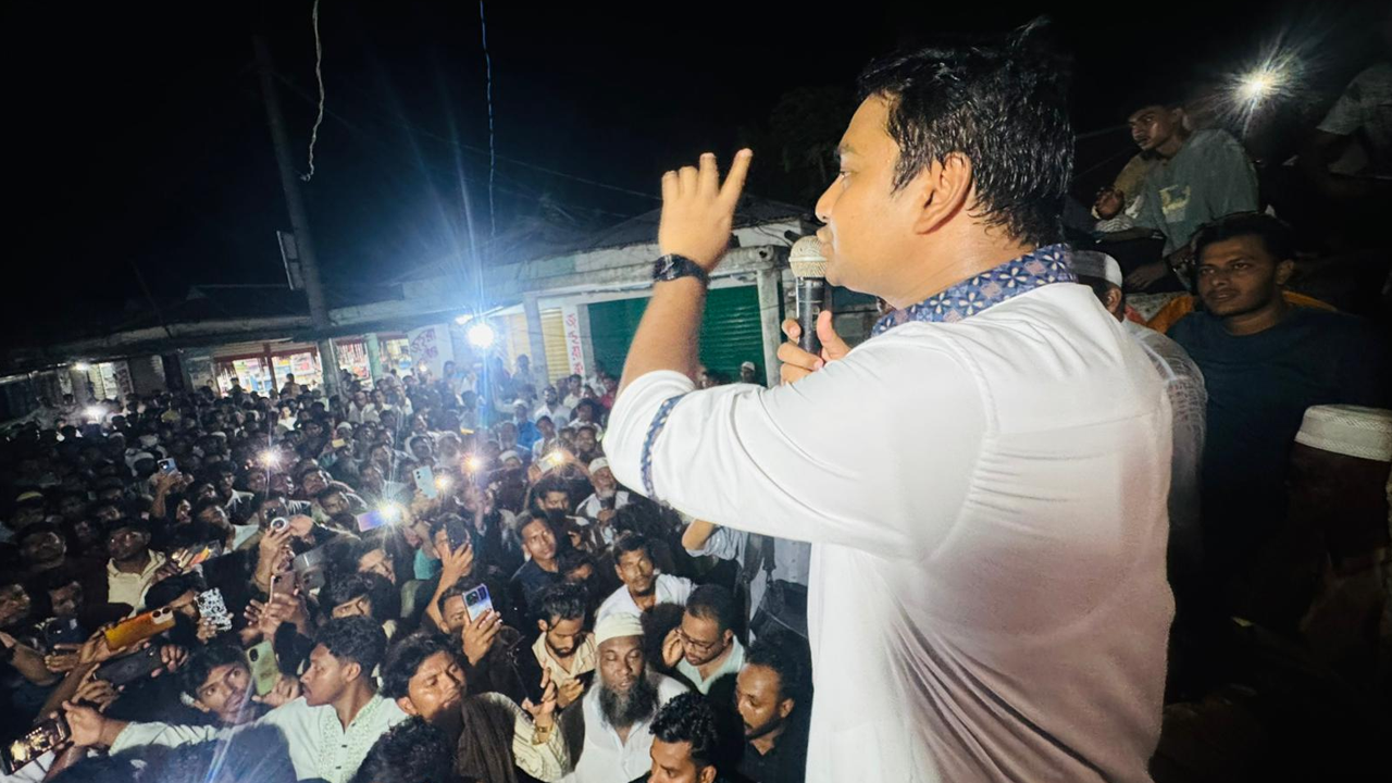 পথসভায় বক্তব্যকালে নাছির উদ্দিন নাছির। ছবি : সংগৃহীত