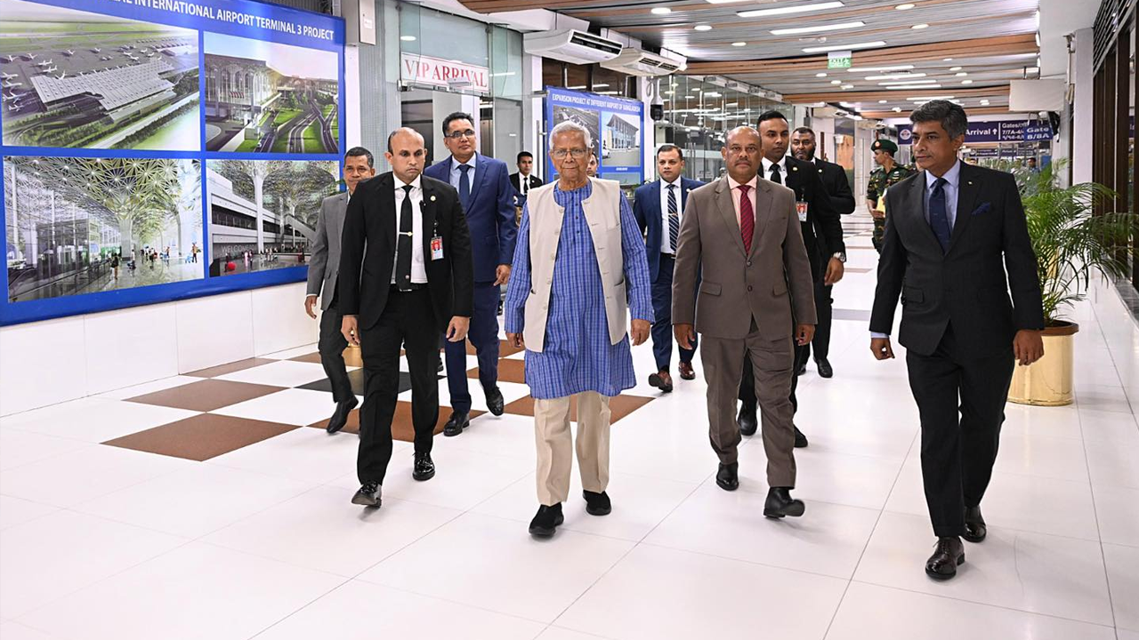 হযরত শাহজালাল আন্তর্জাতিক বিমানবন্দর প্রধান উপদেষ্টা ও সফরসঙ্গীরা। ছবি : সংগৃহীত