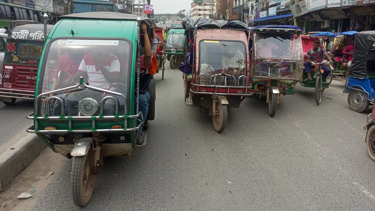 রাস্তায় অটোরিকশা। ছবি : সংগৃহীত