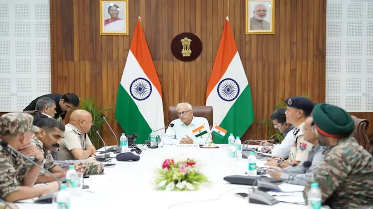 মণিপুরের রাজ্যপাল অজয় ​​কুমার ভাল্লা ঊর্ধ্বতন কর্মকর্তাদের সাথে নিরাপত্তা পর্যালোচনা বৈঠক করেন। ছবি : সংগৃহীত