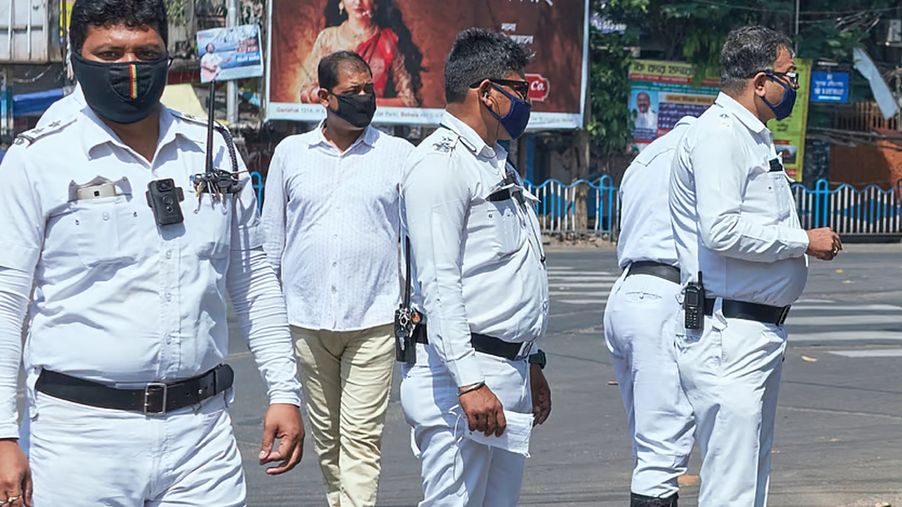প্রকাশ্যে ২ পুলিশ সদস্যকে ছুরিকাঘাত