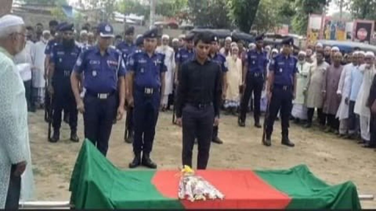 ঠাকুরগাঁওয়ের রাণীশংকৈল পৌরশহরের ডিগ্রি কলেজে মাঠে বীর মুক্তিযোদ্ধা হামিদুরের রাষ্ট্রীয় মর্যাদা শেষে জানাজা ও দাফন। ছবি : কালবেলা 