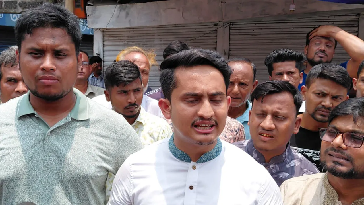 পঞ্চগড় জেলা শহরের চৌরঙ্গী মোড়ে সাংবাদিকদের সঙ্গে কথা বলছেন সারজিস আলম। পাশে হাসনাত আব্দুল্লাহ। ছবি : কালবেলা