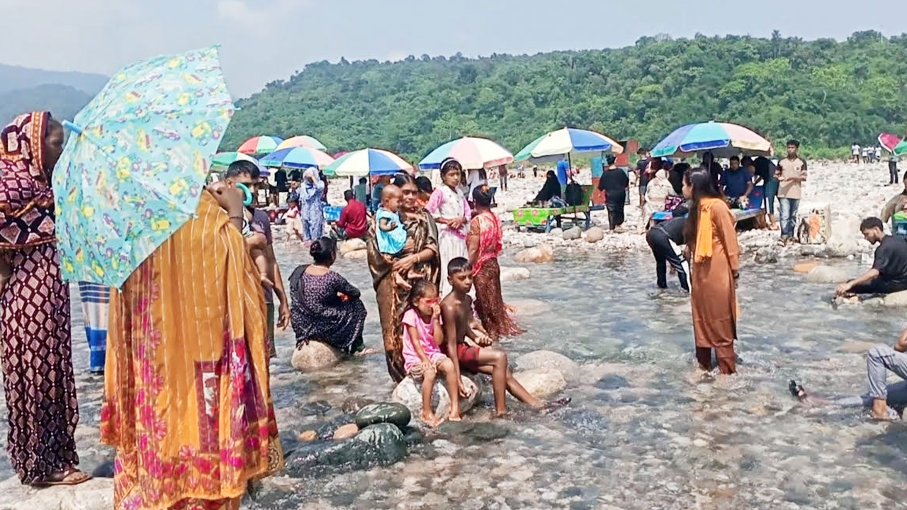 সিলেটের সাদাপাথর পর্যটনকেন্দ্রে পর্যটকদের ভিড়। ছবি  : কালবেলা