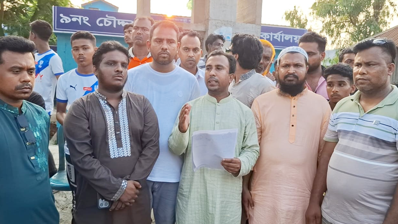 লিফলেট বিতরণ করেন গণঅধিকার পরিষদের উচ্চতর পরিষদ সদস্য আবু হানিফ। ছবি : কালবেলা