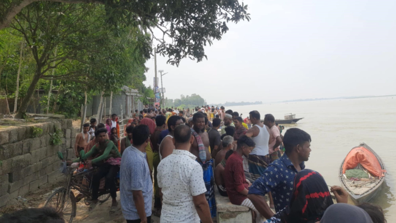 নদীর পাড়ে স্থানীয়দের ভিড়। ছবি : কালবেলা