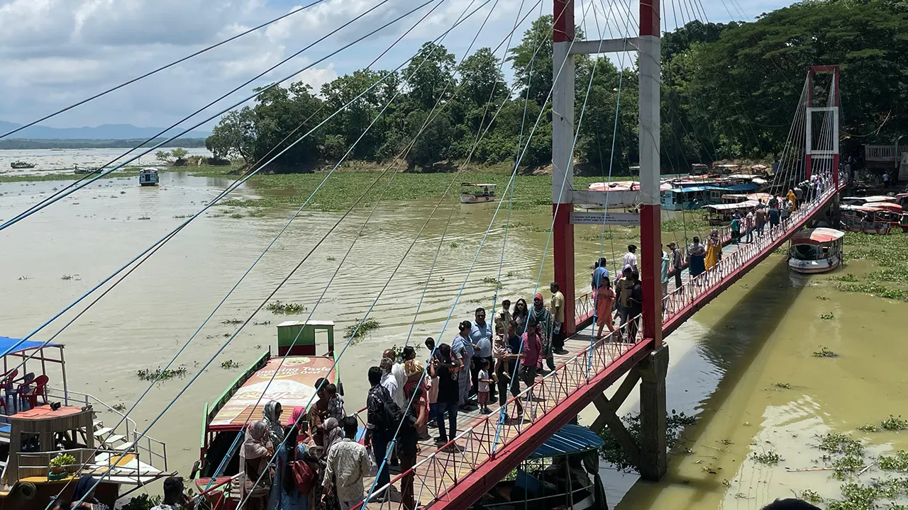 কাপ্তাই হ্রদের উপর অবস্থিত ঝুলন্ত সেতুটি রাঙামাটির পর্যটনের এক বিশেষ আকর্ষণ। ছবি : কালবেলা