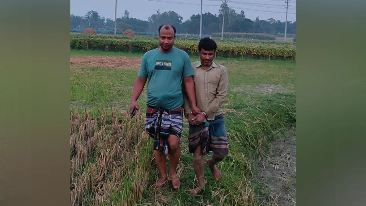 আসামি শিবলু মিয়াকে ধরে নিয়ে যাচ্ছেন এএসআই শাহিনুর আলম। ছবি : সংগৃহীত