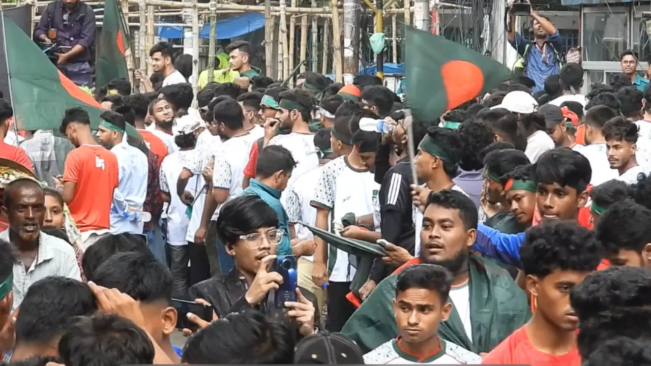 ম্যাচ শুরুর আগেই দর্শকদের ভিড়। ছবি : কালবেলা