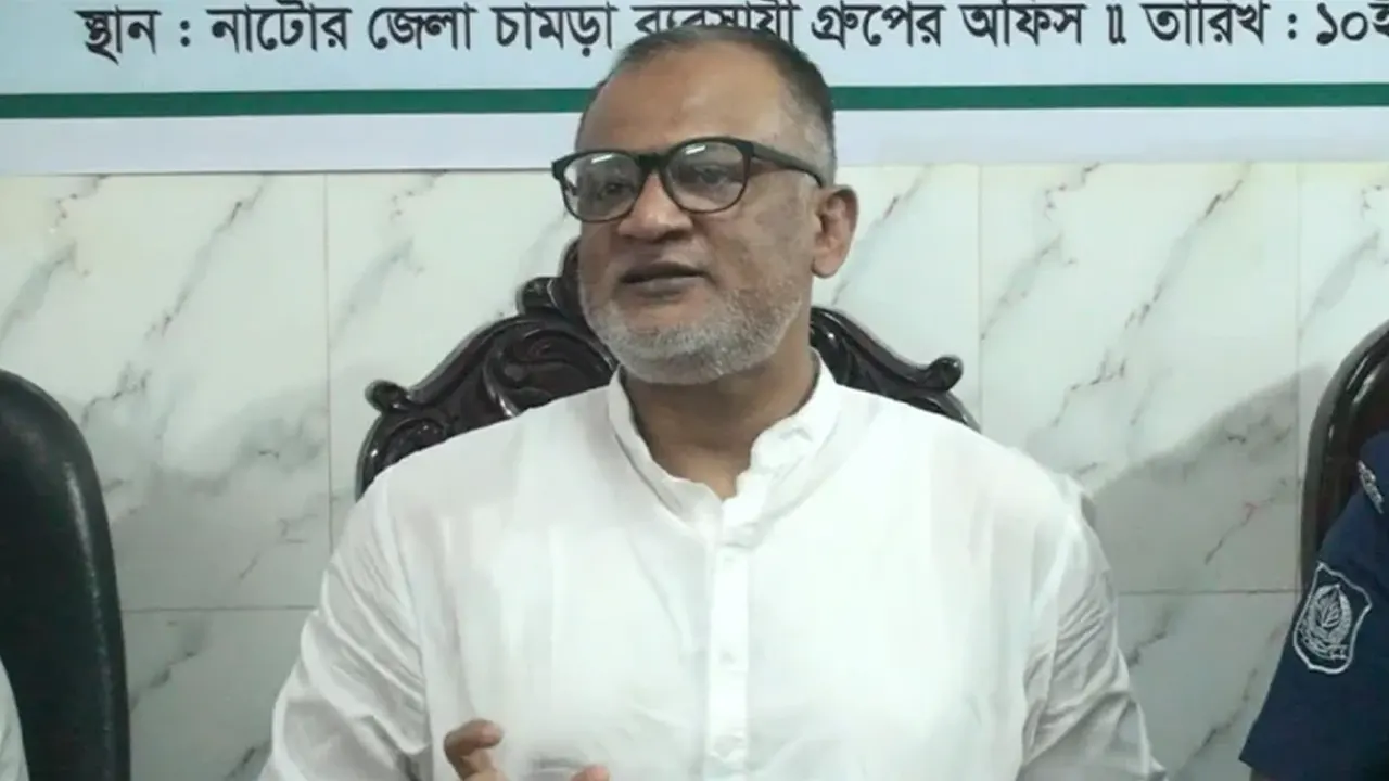 কাঁচা চামড়া মোকাম নাটোরের চকবৈদ্যনাথ পরিদর্শন শেষে বাণিজ্য উপদেষ্টা শেখ বশিরউদ্দিন। ছবি : সংগৃহীত