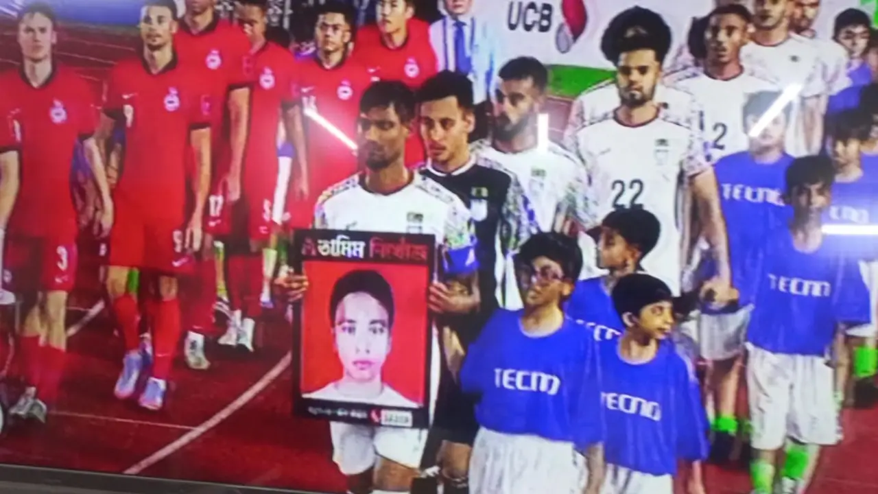 সেই প্ল্যাকার্ড হাতে ফুটবল দলের অধিনায়ক। ছবি : সংগৃহীত