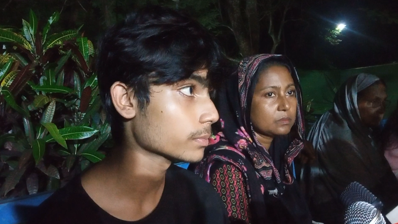 অপহৃত কিশোর নুহাশ আজিজকে উদ্ধার করে পরিবারের কাছে হস্তান্তর করেছে সেনাবাহিনী। ছবি : কালবেলা