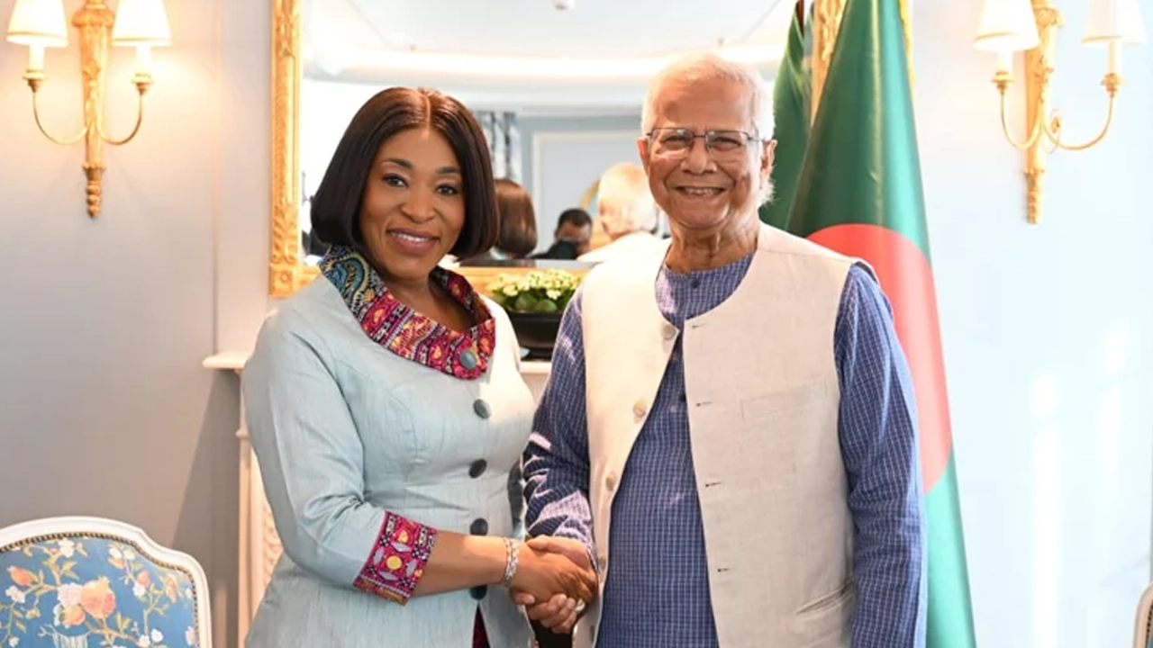 প্রধান উপদেষ্টা অধ্যাপক মুহাম্মদ ইউনূসের সঙ্গে সাক্ষাৎ করেন কমনওয়েলথ মহাসচিব শার্লি আয়র্কর বোচওয়ে। ছবি : সংগৃহীত