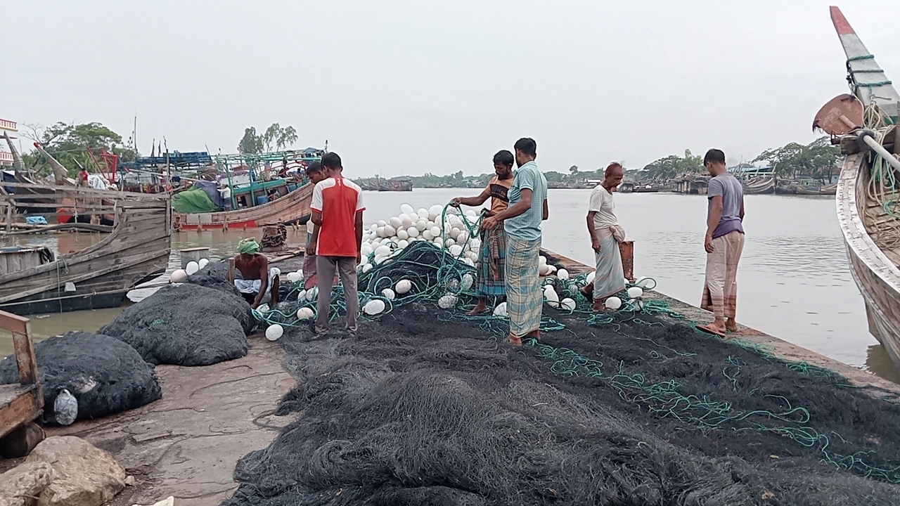সমুদযাত্রার সব প্রস্তুতি সম্পন্ন করেছেন উপকূলের জেলেরা। ছবি : কালবেলা