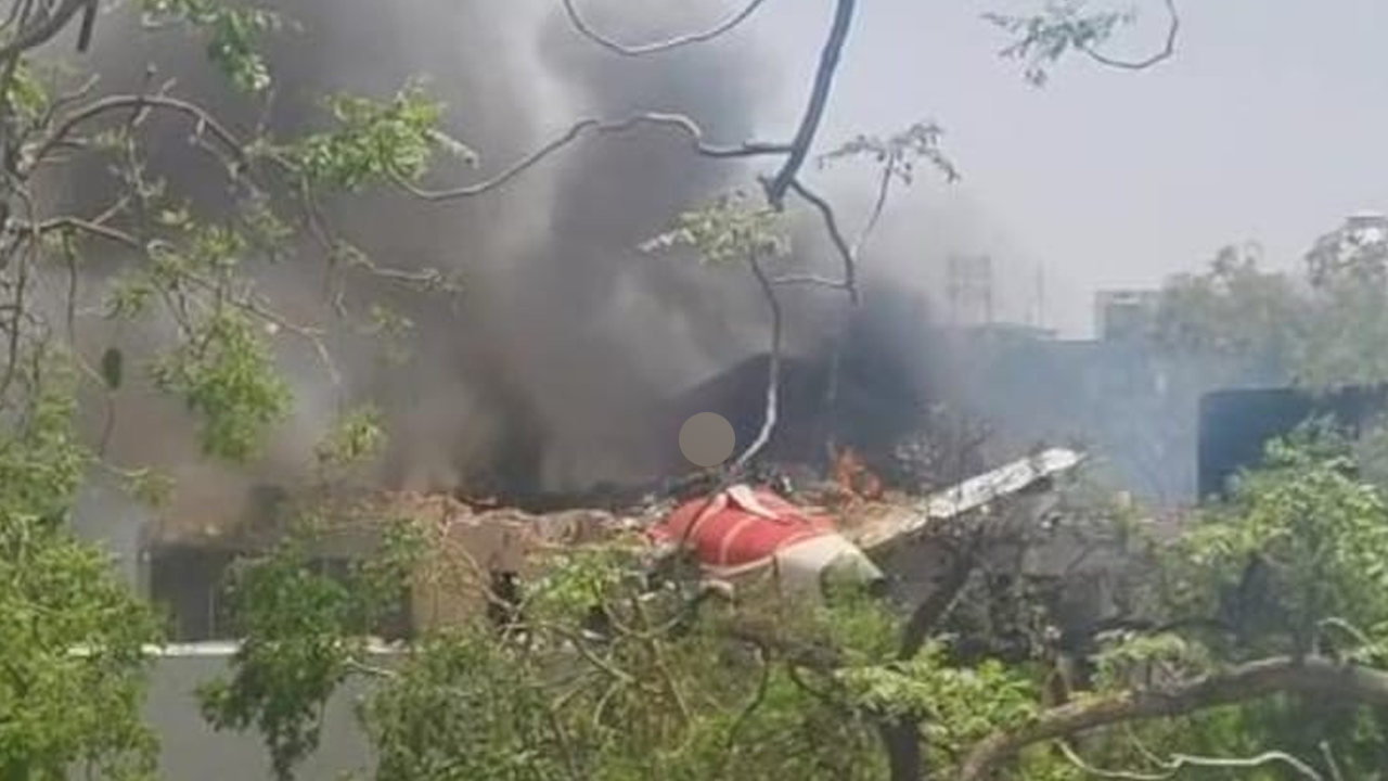 ভারতে যাত্রীবাহী বিমান বিধ্বস্ত। ছবি : সংগৃহীত