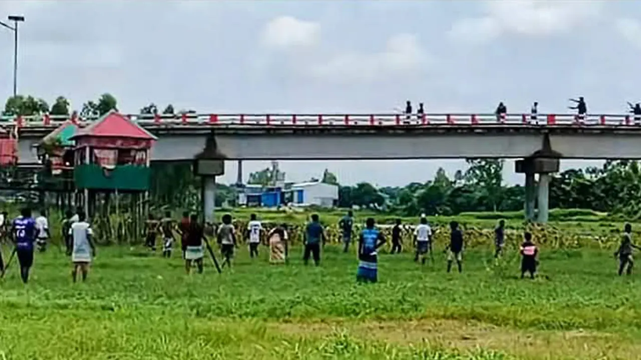 সংঘর্ষে জড়ায় নরসিংদীর বেলাবো উপজেলার দুই গ্রামবাসী। ছবি : কালবেলা