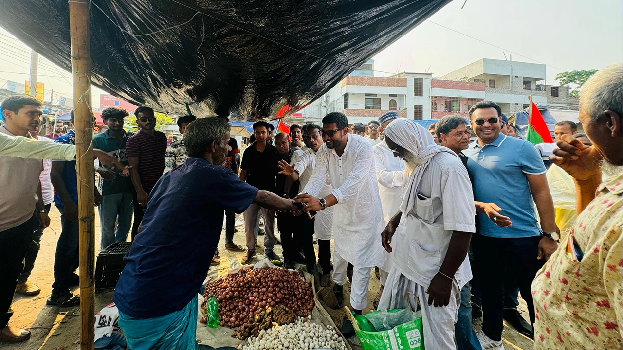 কুষ্টিয়ায় জনসংযোগ করছেন যুবদল নেতা জুয়েল। ছবি : সৌজন্য