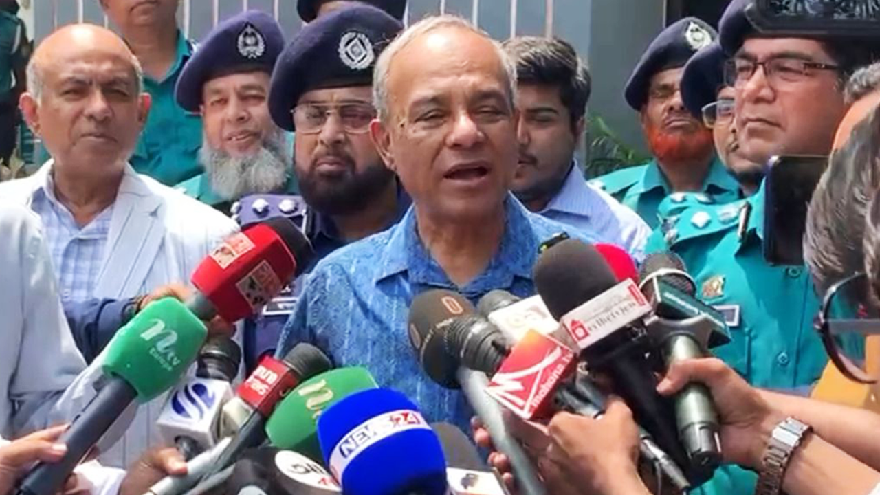 বক্তব্য রাখেন স্বরাষ্ট্র উপদেষ্টা লেফটেন্যান্ট জেনারেল (অব.) জাহাঙ্গীর আলম চৌধুরী। পুরোনো ছবি