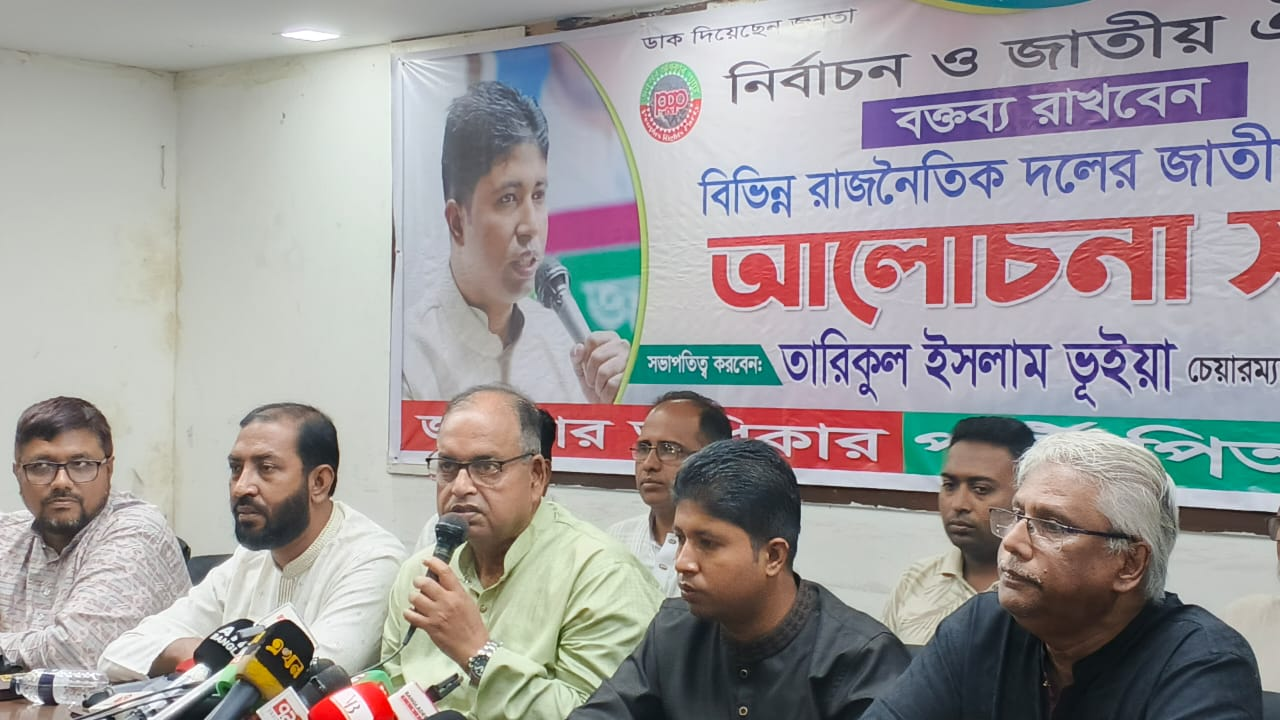 জাতীয় প্রেস ক্লাবে এক আলোচনা সভায় বক্তব্য দেন শামসুজ্জামান দুদু। ছবি : কালবেলা