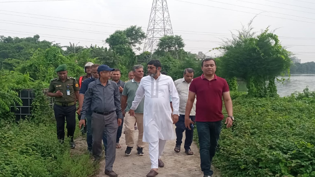 হাতিরঝিল এলাকা পরিদর্শনে রাজউক চেয়ারম্যান ইঞ্জিনিয়ার মো. রিয়াজুল ইসলাম। ছবি : কালবেলা