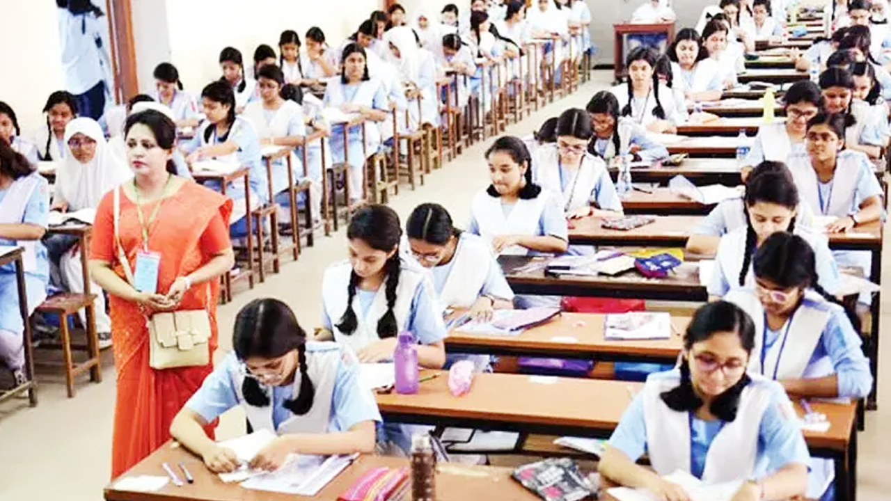 পরীক্ষা দিচ্ছেন শিক্ষার্থীরা। ছবি : সংগৃহীত