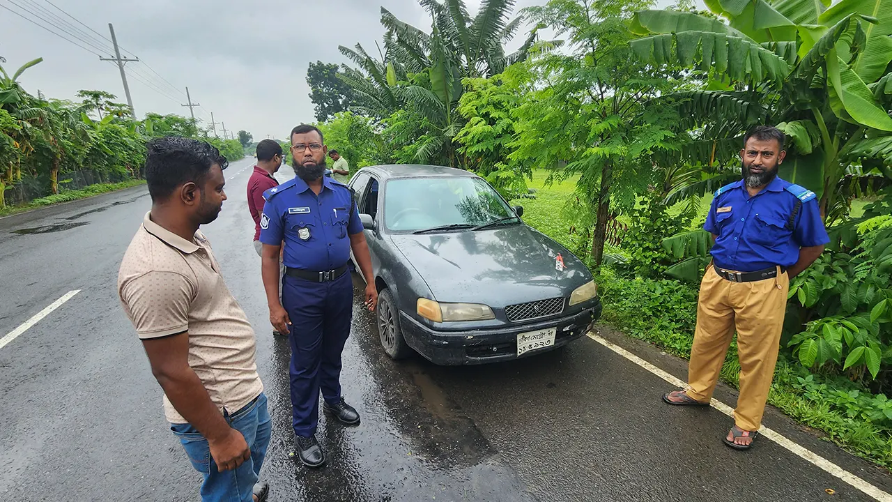 যশোরের মনিরামপুরে চলন্ত প্রাইভেটকার থামিয়ে ছিনতাইয়ের খবরে ঘটনাস্থলে পুলিশ ও অন্যরা। ছবি : কালবেলা