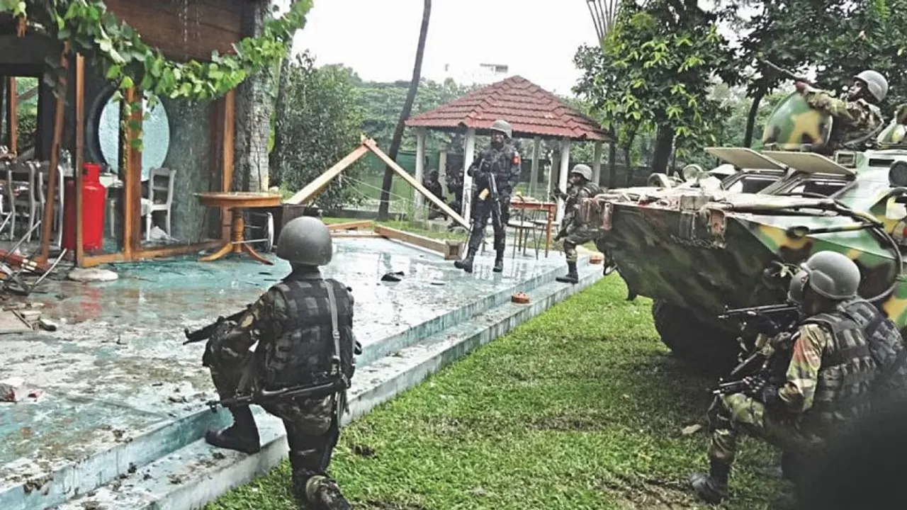 হোলি আর্টিজানে জঙ্গিবিরোধী ‘অপারেশন থান্ডারবোল্ট’ পরিচালনায় কমান্ডো বাহিনী। ছবি : সংগৃহীত