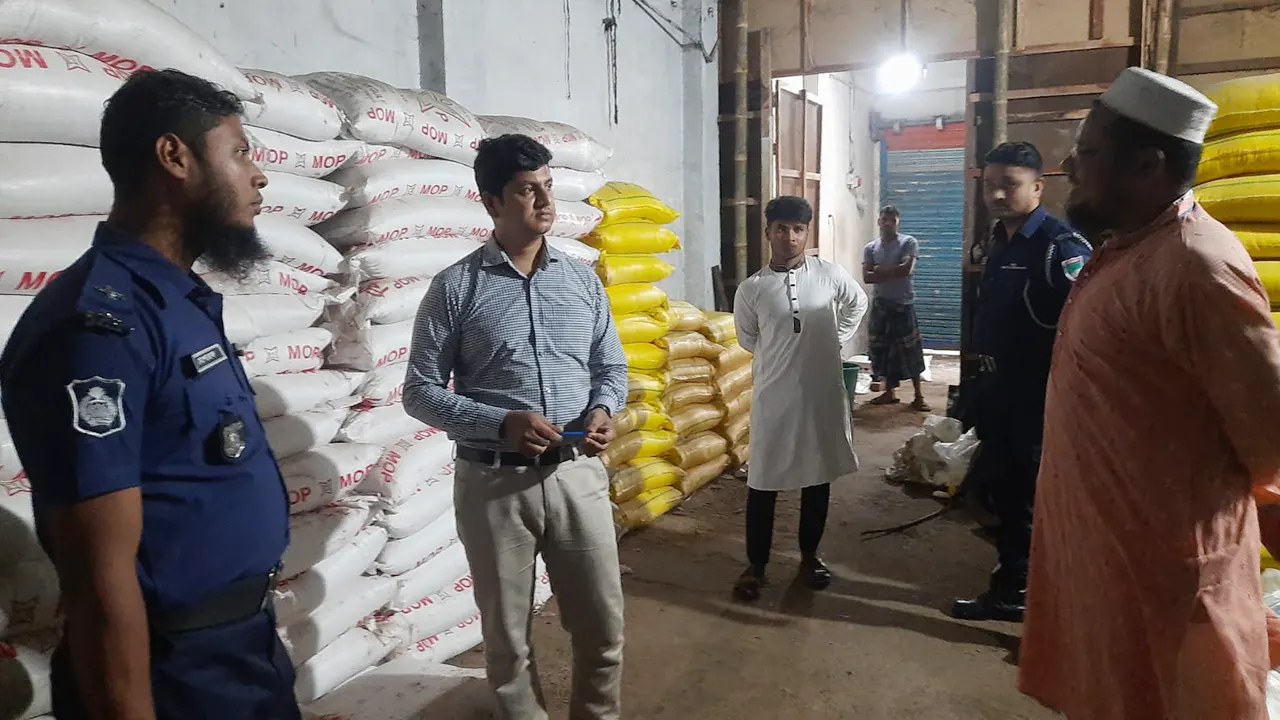 সারের গুদামে অভিযানে নামে জাতীয় ভোক্তা অধিকার সংরক্ষণ অধিদপ্তর। ছবি : কালবেলা