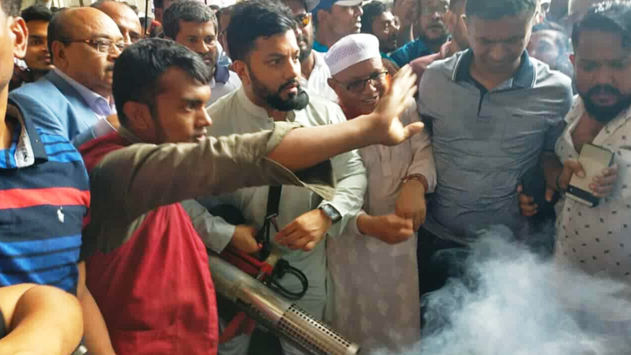 মশক নিধন কর্মসূচির উদ্বোধন করেন ইশরাক হোসেন। ছবি : কালবেলা