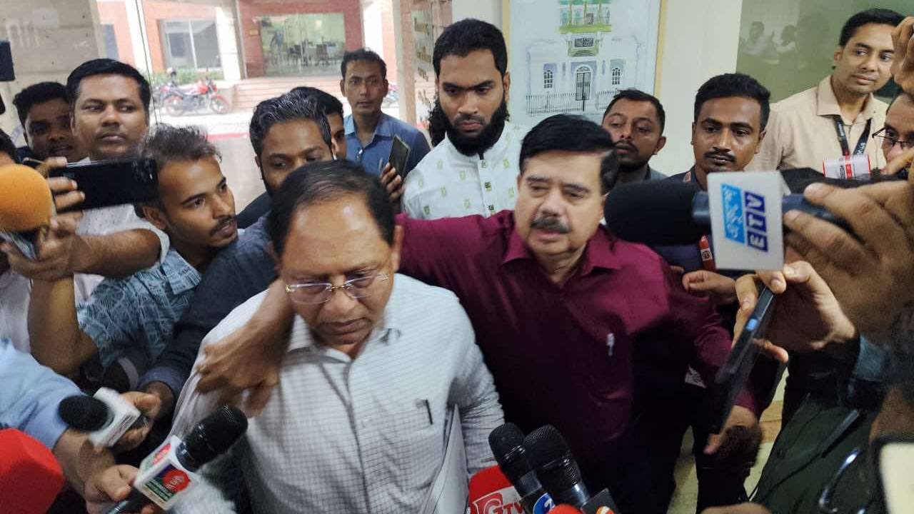 বৈঠকস্থল থেকে বের হওয়ার সময় সিপিবি ও গণফোরামের নেতারা। ছবি : কালবেলা