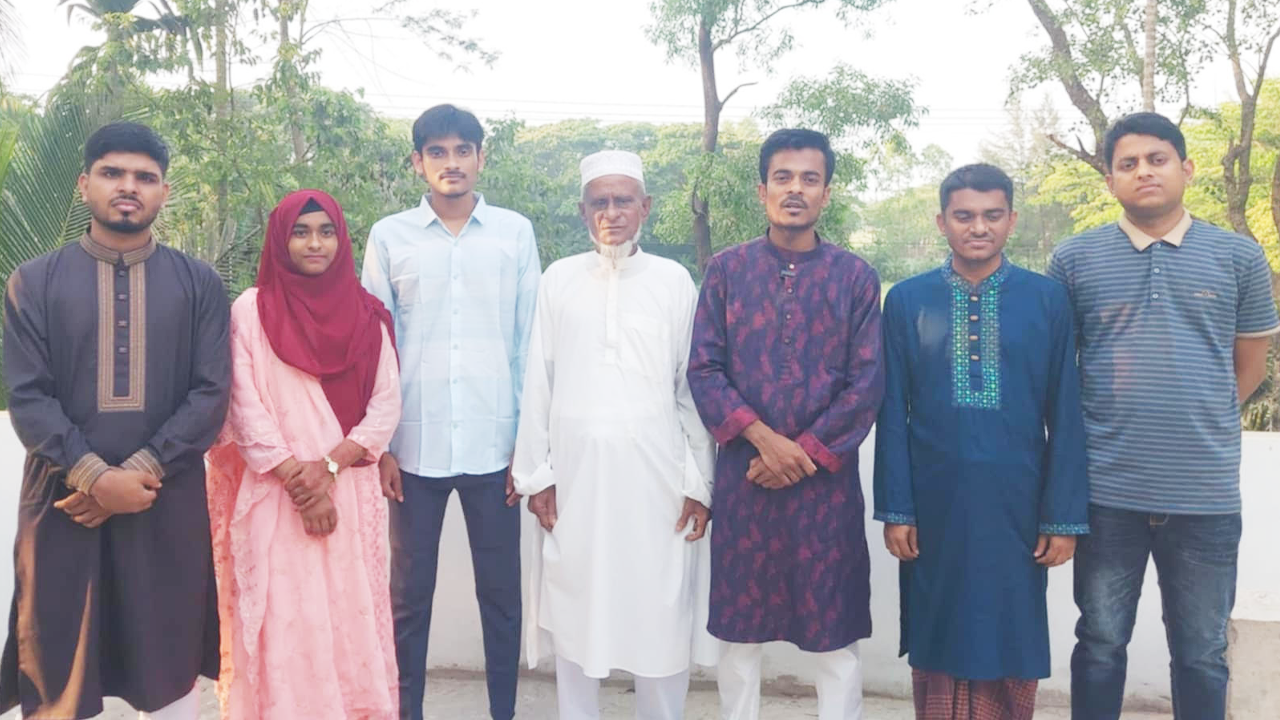 ছয় মেধাবি সন্তানের সঙ্গে শিক্ষক ছায়েদ উল্লাহ। ছবি : কালবেলা