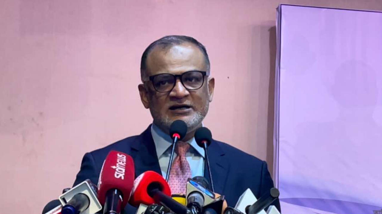 টিসিবি অডিটোরিয়ামে আয়োজিত সভায় বাণিজ্য উপদেষ্টা। ছবি : কালবেলা