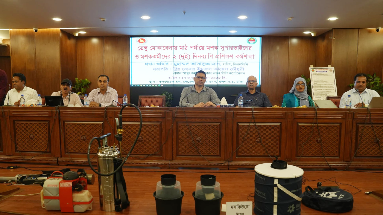 মশককর্মী ও স্বাস্থ্যকর্মীদের প্রশিক্ষণ দিয়েছে ঢাকা উত্তর সিটি করপোরেশন (ডিএনসিসি)। ছবি : কালবেলা