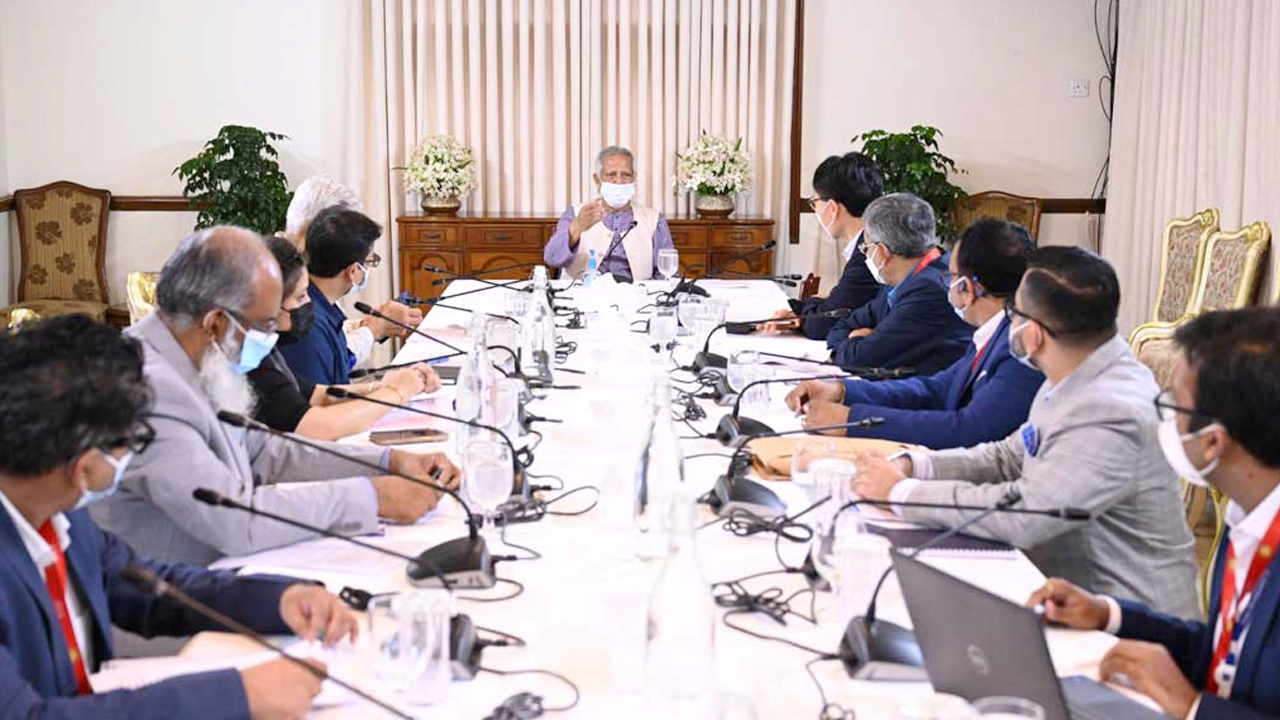 রাষ্ট্রীয় অতিথি ভবন যমুনায় বুধবার ‘টেকনাফ থেকে তেঁতুলিয়া সমন্বিত অর্থনৈতিক করিডোর উন্নয়ন’ প্রকল্প নিয়ে বৈঠকে প্রধান উপদেষ্টা ড. মুহাম্মদ ইউনূস। ছবি : সংগৃহীত