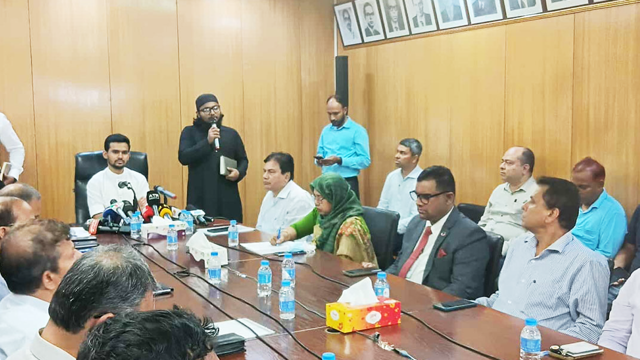 সচিবালয়ের সভাকক্ষে কোরআন তেলাওয়াত করেন হাফেজ আশিকুর রহমান। ছবি : সংগৃহীত