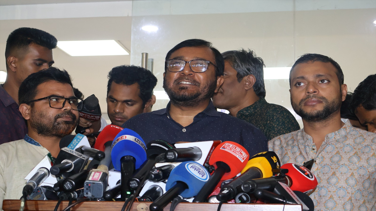 ঐকমত‍্য কমিশনের বৈঠক শেষে কথা বলেন এবি পার্টির চেয়ারম্যান মজিবুর রহমান মঞ্জু। ছবি : সংগৃহীত