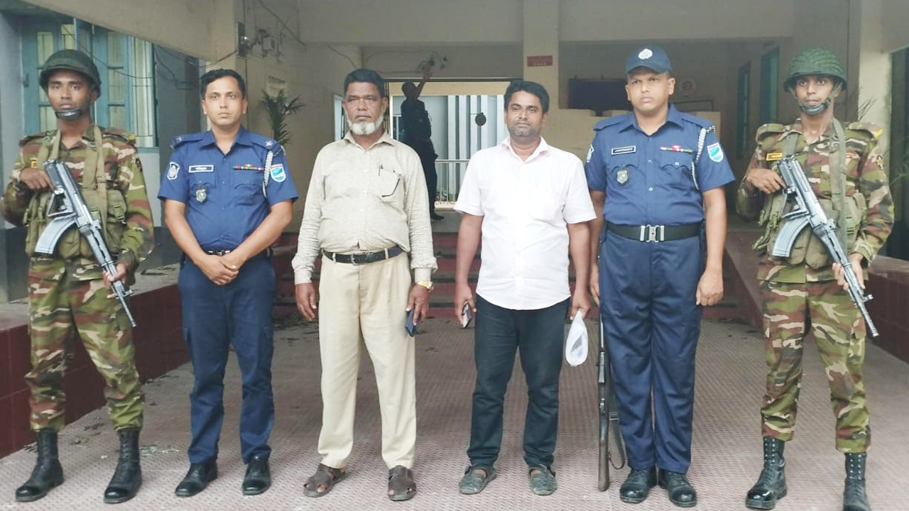 মিঠামইনের কেওয়ার জোড় ইউনিয়নের প্যানেল চেয়ারম্যান ও ইউপি সচিবকে আটক করেছে যৌথবাহিনী। ছবি : কালবেলা