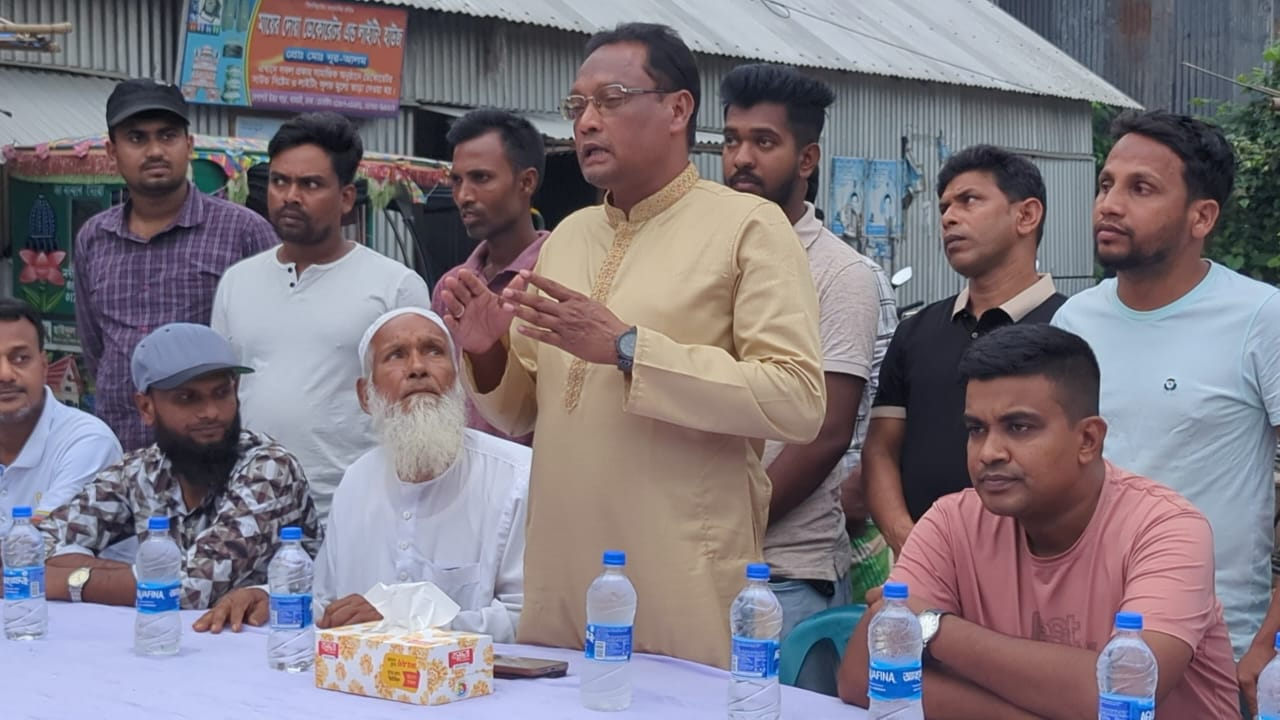 ঢাকার ধামরাইয়ে উঠান বৈঠকে কথা বলেন ঢাকা জেলা স্বেচ্ছাসেবক দলের আহ্বায়ক নাজমুল হাসান অভি। ছবি : সংগৃহীত