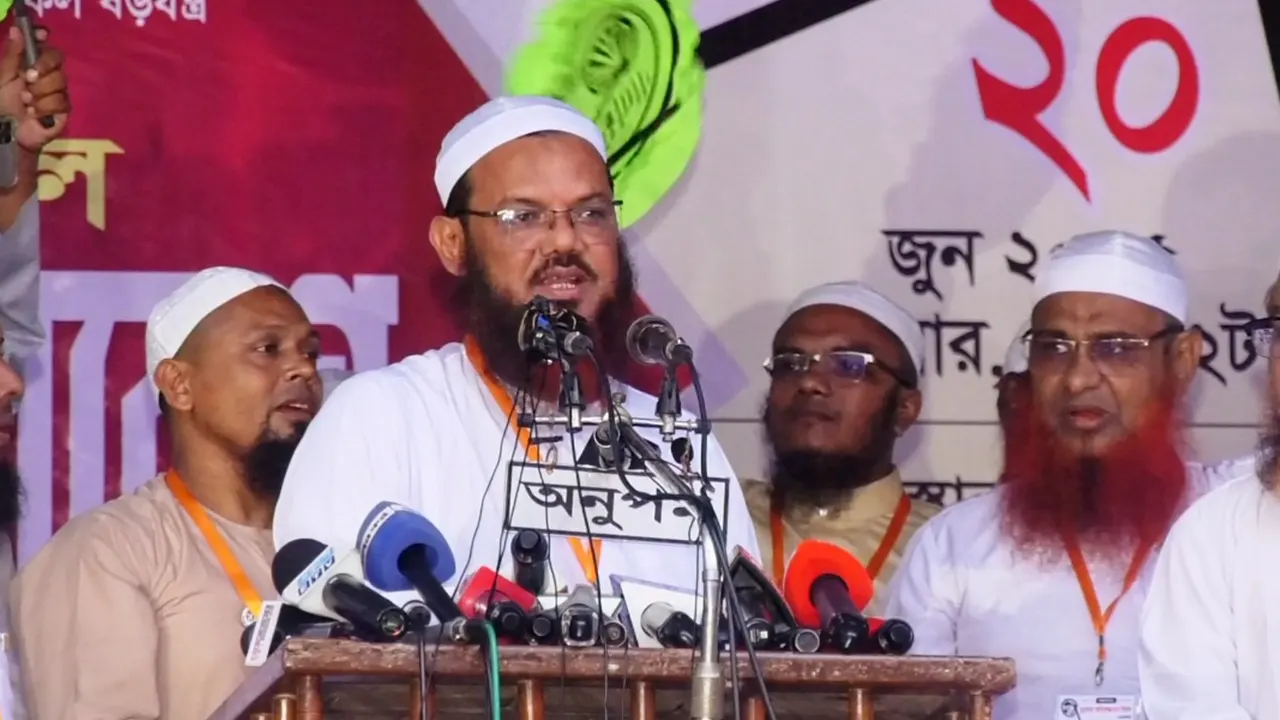 রংপুরে গণসমাবেশে ইসলামী আন্দোলন বাংলাদেশের সিনিয়র নায়েবে আমির মুফতি সৈয়দ মুহাম্মদ ফয়জুল করিম। ছবি : কালবেলা