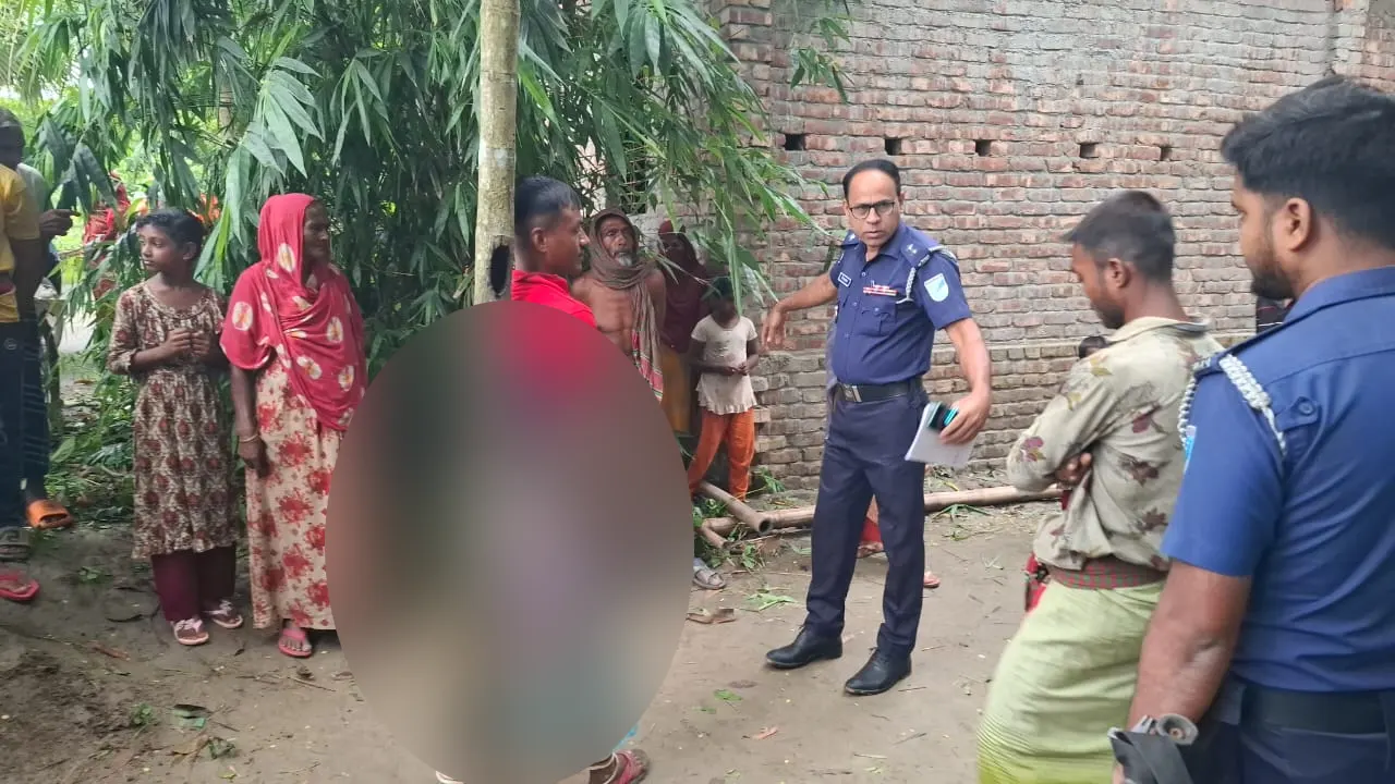 পাওনা টাকা না পেয়ে শ্বশুরকে গাছে বেঁধে রাখেন মেয়ের জামাই। ছবি : সংগৃহীত