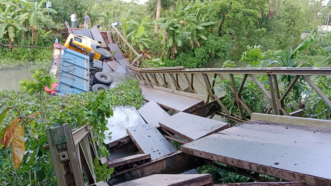 পিরোজপুরের ইন্দুরকানিতে কয়লাবোঝাই ট্রাকসহ ভেঙে পড়া বেইলি ব্রিজ। ছবি : কালবেলা