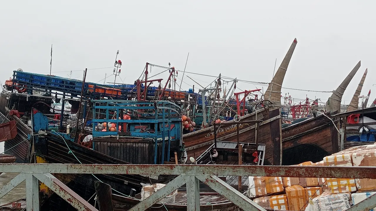 খাপড়াভাঙ্গা নদীর দুপাশে নোঙর করা শত শত ট্রলার। ছবি : কালবেলা