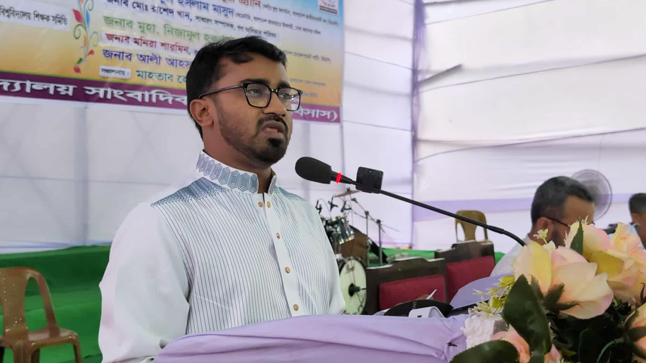 বক্তব্য রাখছেন গণঅধিকার পরিষদের সাধারণ সম্পাদক মো. রাশেদ খাঁন । ছবি : কালবেলা