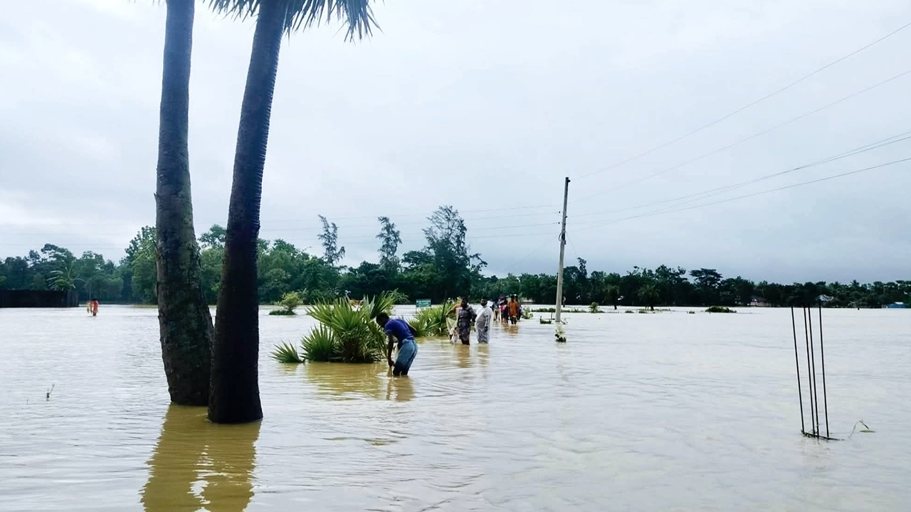 বেড়িবাঁধ ভেঙে প্লাবিত গ্রাম। ছবি : কালবেলা