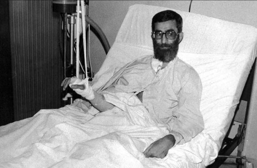 ১৯৮১ সালের হত্যাচেষ্টার পর হাসপাতালে আয়াতুল্লাহ আলী খামেনি।