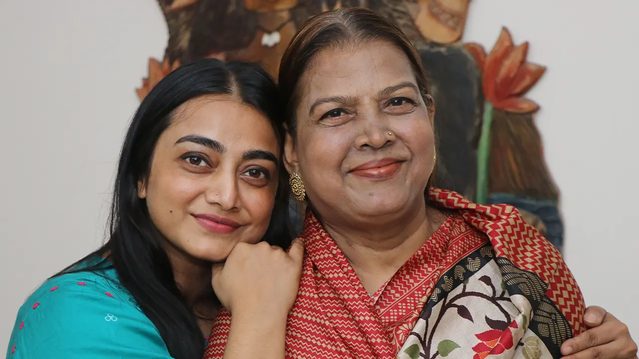 নাজিয়া হক অর্ষা ও তার মা। ছবি : সংগৃহীত