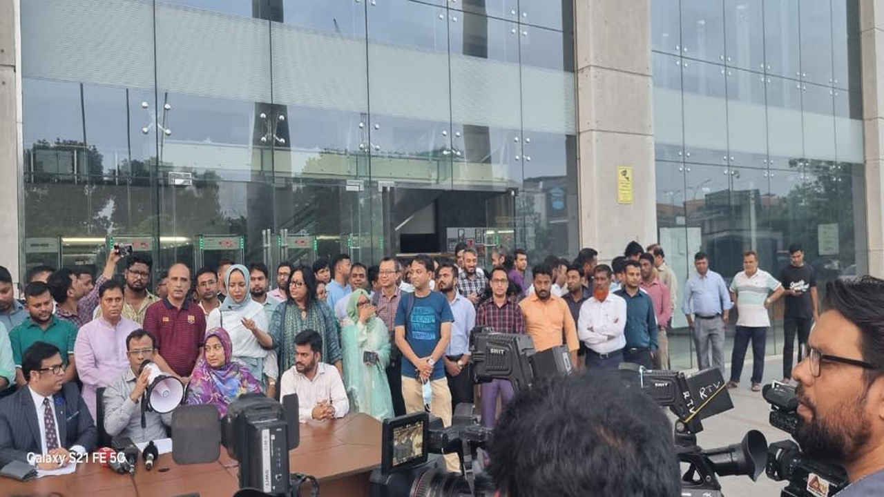 রাজধানীর আগারগাঁওয়ের এনবিআর ভবনে এনবিআর সংস্কার ঐক্য পরিষদের সংবাদ সম্মেলন। ছবি : কালবেলা