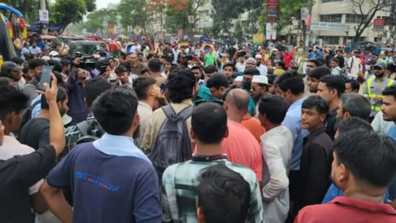 নতুনবাজার মোড়ে অবস্থান নিয়েছেন ইউআইইউর শিক্ষার্থীরা। ছবি : কালবেলা